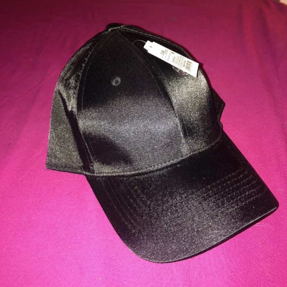 🚫 NEW Women’s shiny black hat